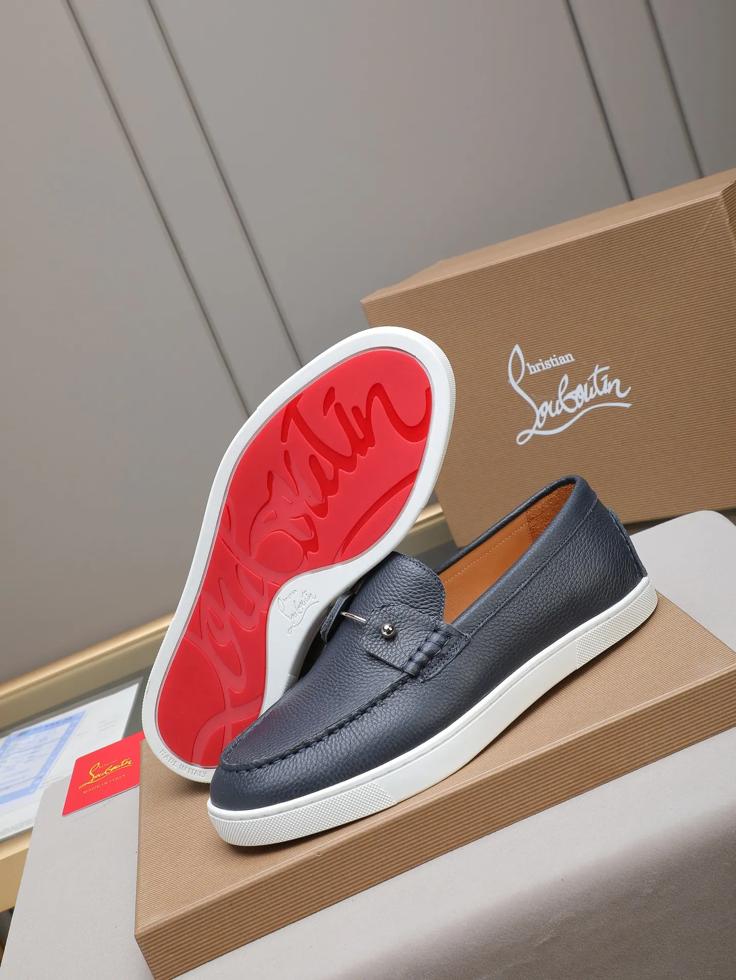 PP480 Christian Louboutin (red-soled shoes) Italian men's casual sneakers are shipped! Each pair of shoes from this Italian handmade shoe brand has a simple and classic design, which is very comfortable and versatile! The upper fabric of this shoe is made of imported cowhide, with high-end and comfortable cowhide lining! The outsole is made of original rubber bottom sheets and is lined with cowhide! Brand-specific mold-opening foot bed, exclusive private mold control! Original box packaging! 39 40 41 42 43 44 (38 45 46 customized)
